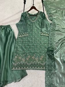 Ensemble Sharara de luxe en organza de soie vert sauge, Kurti brodé à col en V, Sharara évasée et Dupatta, pour mariage indien/pakistanais - Product Image 3
