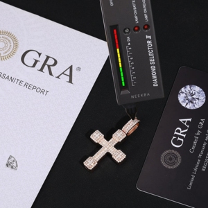 Pendentif croix en argent 925 avec moissanite taille baguette - Pendentif chrétien entièrement serti, pendentif croix en argent 925 fait main - Product Image 5