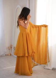 Ensemble prêt-à-porter de créateur pour soirée, en soie froissée avec broderies Zarkan, comprenant un haut, une jupe et un dupatta, entièrement cousu. - Product Image 3