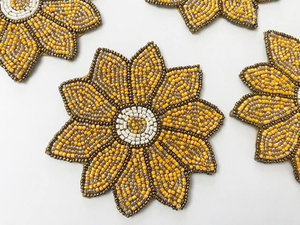 Sous-verres en perles faits à la main en forme d'abeille |   Décoration de table inspirée de la nature par whimsy art craft - Product Image 1