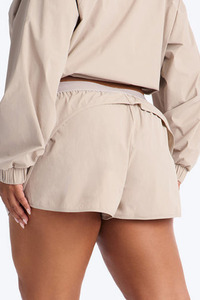 Ensemble deux pièces décontracté et sportif pour femme : veste coupe-vent courte beige à demi-zip et short à taille élastique - Product Image 5