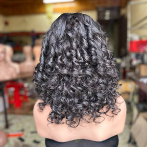 Perruques en cheveux humains en gros, cheveux bruts vietnamiens, perruques frontales en dentelle bouclées et rebondissantes, perruques Fumi bouclées, lisses et ondulées, qualité supérieure personnalisable - Product Image 3