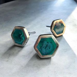 Pomo hexagonal de latón para gabinete con incrustaciones de resina verde, tirador de mueble geométrico contemporáneo, pomo de resina geométrico - Product Image 3