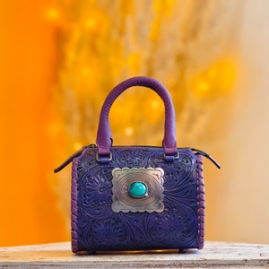 Accessoires de voyage pour femmes, sac de voyage mini Speedy en cuir véritable à 100 %, décoré de fleurs gravées avec une seule pierre turquoise incrustée - Product Image 1