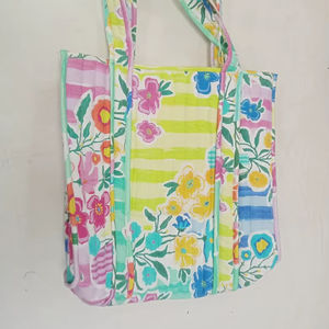 Bolso de Mano Acolchado Multicolor, Diseño Vibrante, Bolso de Algodón Hecho a Mano, Bolso de Viaje Acolchado, Estilo Boho, Bolso de Hombro de Verano con Cadenas - Product Image 1