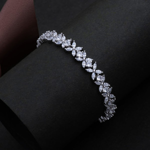 Bracelet en or 18 carats inspiré de la nature avec pétales de fleurs et diamants cultivés en laboratoire - Product Image 1
