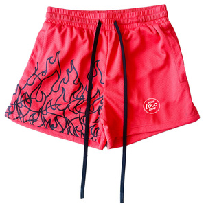 Shorts de sport pour homme personnalisés rouges avec imprimé flamme blanche, taille à cordon de serrage, séchage rapide, pour entraînement athlétique et gym, avec logo avant - Product Image 2