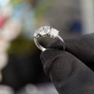 Anillo de diamantes redondos de tres piedras, 1,00 quilates en el centro y 0,50 quilates en cada lado, certificado IGI, oro blanco de 14 quilates - Product Image 2
