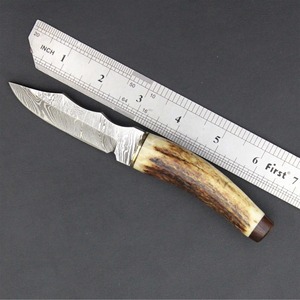 Couteau artisanal en acier Damas avec manche en bois de cerf et étui en cuir pour la survie en extérieur - Product Image 4