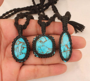 Collier Bohème en Macramé Turquoise Fait Main avec Pendentif en Pierre Naturelle, Bijou de Guérison, Cordon Noir et Tassel - Product Image 1