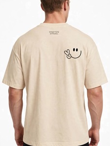 เสื้อยืดแขนสั้นสีเบจสำหรับผู้ชายของ Oneten Apparel ลายการ์ตูนหน้ายิ้มพร้อมสัญลักษณ์สันติภาพ คอกลม - Product Image 3