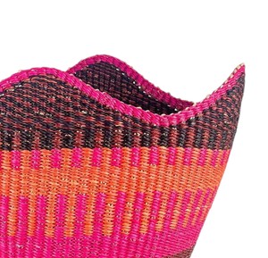 Panier de rangement artisanal en jonc de mer de qualité supérieure avec bord festonné, finition rayée rose et orange, bac de rangement pour le linge - Product Image 4