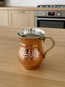 Mug en cuivre martelé finition miroir, idéal pour la maison, la salle à manger, la consommation d'eau saine, le bien-être et la détoxification. - Product Image 3