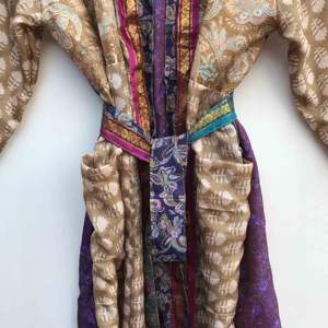 Robe longue kimono patchwork en soie pure style vintage pour femme, tenue de plage, peignoir, couvre-bikini, caractéristique thermique indienne - Product Image 4