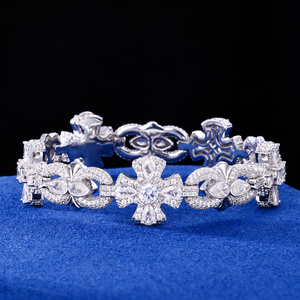 สร้อยข้อมือเงินแท้ 925 ประดับโมอิสซาไนต์สำหรับผู้ชาย ลายกากบาท ลายดอกเฟลอร์ เดอ ลิส สไตล์โกธิค สร้อยข้อมือแบบเชื่อมต่อ ดีไซน์หรูหรา เครื่องประดับแนวศาสนา - Product Image 1