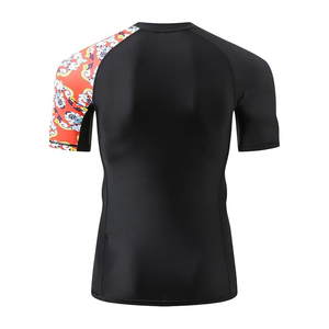เสื้อแรชการ์ดแขนสั้นสีดำสำหรับผู้ชาย พร้อมลายสีแดงที่แขน เสื้อว่ายน้ำโพลีเอสเตอร์แห้งเร็ว - Product Image 2