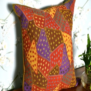 Housse de coussin carrée vintage indienne en coton tricoté, brodée Kantha, patchwork élégant, motif abstrait, pour la maison - Product Image 2