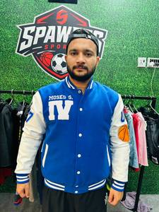 เสื้อแจ็คเก็ตสปอร์ตส์บลูวาร์ซิตี้สำหรับผู้ชาย สไตล์ใหม่ ปักลายตัวอักษร ดีไซน์ปกคอปกแบบพับได้ ทรงปกติ เหมาะสำหรับใส่ในฤดูใบไม้ร่วง - Product Image 1