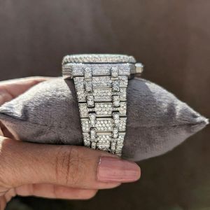 Splendide montre analogique à quartz pour homme avec boîtier en argent/moissanite, bracelet en cristal de saphir, chiffres romains, mouvement ETA, cadeau idéal - Product Image 4