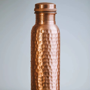 Emportez à la maison les bienfaits de la bouteille d'eau en cuivre, un récipient à boisson réutilisable en métal écologique pour une hydratation propre, rafraîchissante et naturelle. - Product Image 1