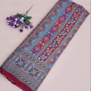 ผ้าเครปสีชมพูธรรมชาติ ลายพิมพ์เรขาคณิตสไตล์ชาติพันธุ์ พร้อมขอบลายเพสลีย์ สำหรับตัดเย็บชุดคุर्ติ - Product Image 1