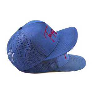 Casquette de baseball unisexe personnalisée à 5 panneaux, logo brodé bleu, perforations découpées au laser, casquette de sport imperméable 100% polyester - Product Image 3
