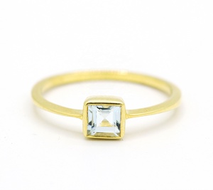 Bague minimaliste en argent sterling 925 plaqué or jaune avec aquamarine naturelle sertie clos, collection Memoria Jewels, vente en gros - Product Image 1