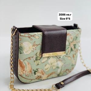 Sac bandoulière mini vintage Sage Blossom à imprimé floral, chaîne dorée, garniture en cuir végétalien, souple, durable, résistant à l'eau, élégant - Product Image 1