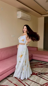 ชุดเลเฮนกา โจลี ผ้าออร์แกนซ่าลายดอกไม้เพ้นท์มือ ดีไซน์ใหม่ สำหรับผู้หญิง งานแต่งงาน งานปาร์ตี้ ทุกฤดูกาล ชุดเลเฮนกาอินเดีย - Product Image 3