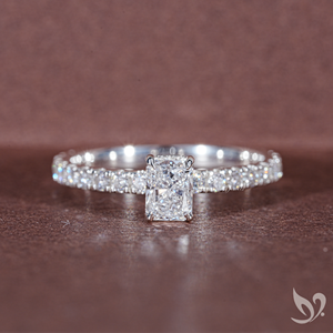 แหวนเพชรทรงเรเดียนท์คัท 0.5 กะรัต ผลิตในห้องปฏิบัติการ ได้รับการรับรองจาก IGI |   แหวนทองคำขาว 10k แบบวงแหวนซ่อน - Product Image 1