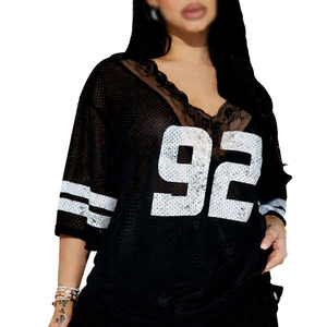 T-shirt de football américain noir en dentelle à col en V pour femme, coupe oversize, en maille, style streetwear, avec numéro graphique vieilli, tendance, fourniture OEM - Product Image 3
