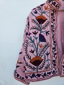 SHREE RADHA GOVIND EXPORTS Veste ethnique artisanale pour femme, en velours imprimé, broderie Suzani florale, chaude pour le printemps/l'automne/l'hiver - Product Image 2