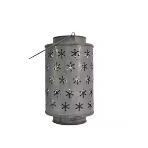 Nouvelle arrivée : lanterne en fer galvanisé avec poignée pour la maison, la ferme, la décoration de Noël, lanternes à bougies faites à la main en solde - Product Image 1