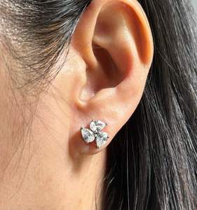 ต่างหูเพชรทรงลูกแพร์สามเม็ด ประดับเพชรเลี้ยงในห้องปฏิบัติการ ดีไซน์แบบห้อย ตัวเรือนทอง 14k หรือเงิน รับรองโดย IGI คุณภาพ DEF VVS VS - Product Image 4