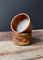 Bol de service en bois naturel artisanal, conçu pour des repas quotidiens élégants et pratiques