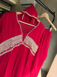 Traje pakistaní rojo largo hasta el suelo con bordado y dupatta a juego, conjunto de boda tradicional para mujer, para exportación. - Product Image 4