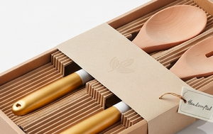 Ensemble de service à salade en bois avec poignées en métal doré, design minimaliste, couverts réutilisables pour la restauration, l'hôtellerie et les événements. - Product Image 4