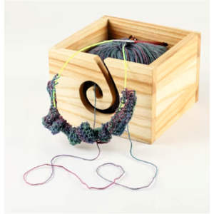 Support de fil en bambou artisanal de luxe avec couvercle amovible, bol à tricoter à spirale lisse, bol à crochet en bois robuste et antidérapant - Product Image 5