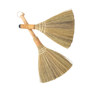 Ensemble écologique de 2 balais en herbe naturelle à poils doux, manche en bois durable et léger, origine Vietnam, pour usage en jardinage - Product Image 1