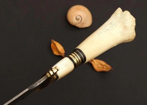 Cuchillo de Caza Artesanal de Damasco con Mango de Hueso y Funda de Cuero para Camping, Caza y Uso al Aire Libre - Product Image 4