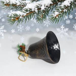 Cloche de Noël en métal finition bronze martelé avec pommes de pin, baies et corde de jute, ornement suspendu pour arbre de Noël - Product Image 6