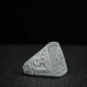 Anillo de compromiso de lujo para hombre, estilo hip hop, con moissanita VVS, personalizado, chapado en rodio, regalo personalizado para él. - Product Image 2