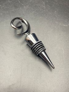 Bouchon de bouteille en métal au design moderne avec finition élégante pour accessoires de bar contemporains et rangement de vin - Product Image 2