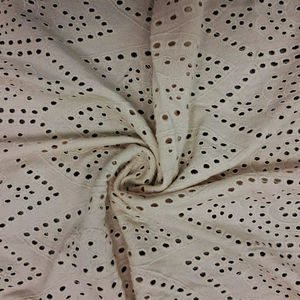 Tissu brodé blanc en jersey/coton avec motif broderie ajourée feuille médaillon, matière douce et extensible pour robes – Meilleure vente - Product Image 1