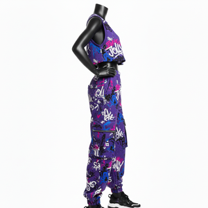 ชุดเซ็ตเสื้อครอปท็อปและกางเกงคาร์โก้สำหรับผู้หญิง ผ้าโพลีเอสเตอร์ผสมสแปนเด็กซ์ GSM ทอแบบอินเตอร์ล็อค เนื้อผ้านุ่ม ระบายอากาศได้ดี ลายกราฟฟิตี พิมพ์โลโก้ด้วยเทคนิค Sublimation - Product Image 3