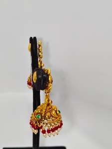 Pendientes Antiguos de Oro Sólido de 22k con Motivo de Lakshmi Hecho a Mano, con Esmeraldas Verdes y Perlas Naturales para Bodas - Product Image 3