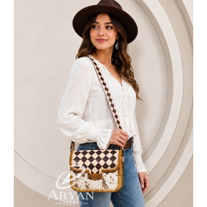 Bolso Bandolera de Cuero Vacuno 2026 OEM y ODM para Mujer, Bolso de Hombro a Cuadros Hecho a Mano con Pelo y Hebilla de Brida de Caballo - Product Image 1