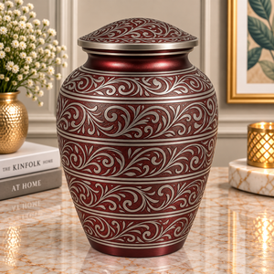 โกศโลหะสีแดงไวน์เข้ม พร้อมลวดลายลายเส้นพฤกษศาสตร์สีเงินประณีต แถบตกแต่ง และฝาครอบทรงโดมแบบคลาสสิก - Product Image 1
