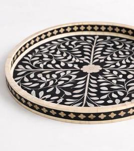 Bandeja Redonda de Lujo Tradicional Ecológica de MDF y Resina con Incrustaciones de Hueso, Diseño Floral Blanco y Negro, Calidad de Exportación, Proveedor de Artesanía India - Product Image 5