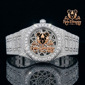 Montre analogique de luxe moderne avec un cadran à l'agencement détaillé, un boîtier métallique incurvé et un bracelet réglable en acier inoxydable - Product Image 5